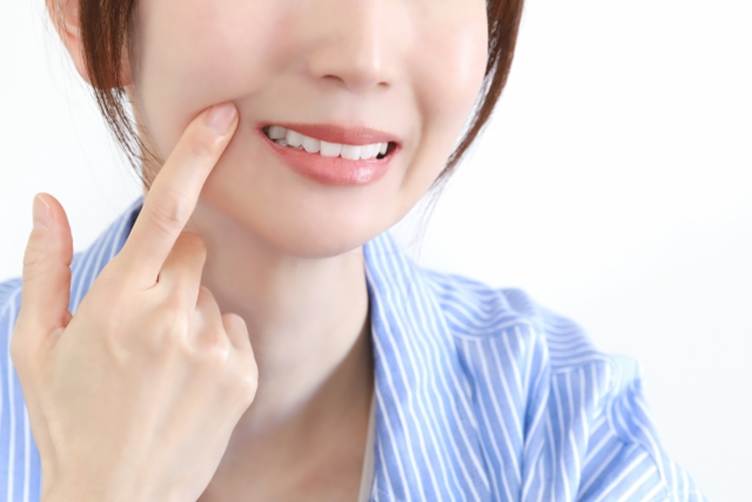 入れ歯からインプラントに変える際のメリット。費用はどのくらいかかる？